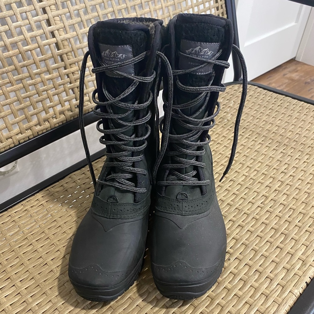 Woman north face size 10 snow boots